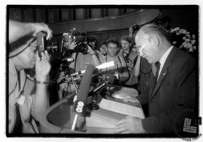 Bučar je 25. junija 1991 v slovenskem parlamentu razglasil Temeljno ustavno listino o samostojnosti in neodvisnosti Republike Slovenije. | Foto: Tone Stojko, hrani Muzej novejše zgodovine Slovenije