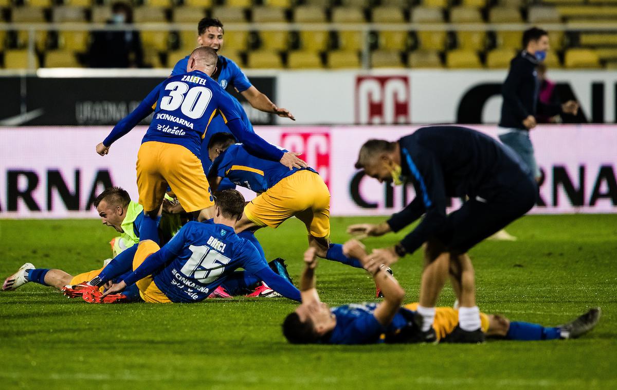 Celje Olimpija | Tako so se Celjani veselili lani, ko so po remiju z 2:2 z Olimpijo postali prvaki. Zdaj so jo zagodli Olimpiji še enkrat in z visoko zmago s 4:0 poskrbeli, da so zmaji izgubili vodilni položaj v prvenstvu.  | Foto Grega Valančič/Sportida