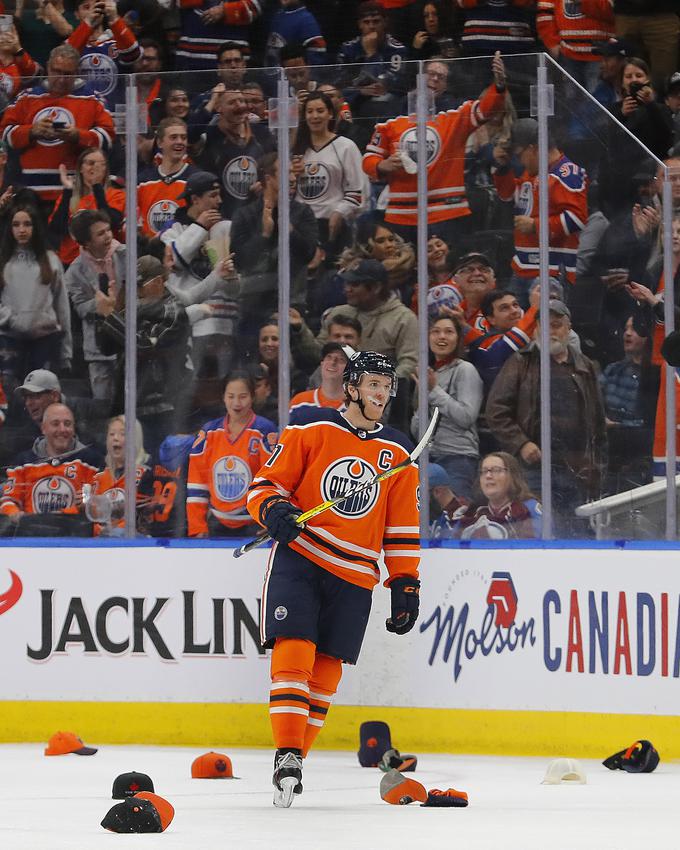 Connor McDavid je sodeloval pri vseh šestih zadetkih Edmontona - dosegel je hat-trick in še trikrat podal. | Foto: Reuters