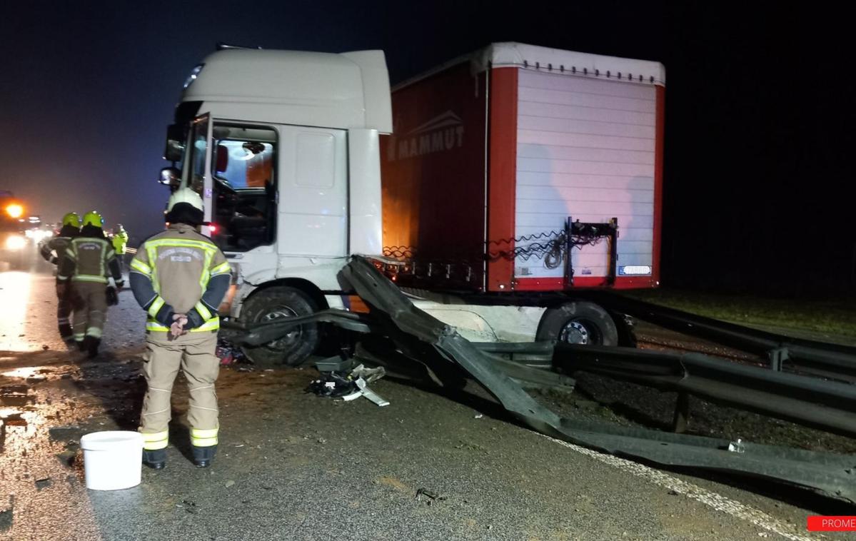 nesreča, dolenjska avtocesta, tovornjak | Zaradi poškodbe ograje in varnosti na tem odseku velja omejitev hitrosti.  | Foto Promet.si/X