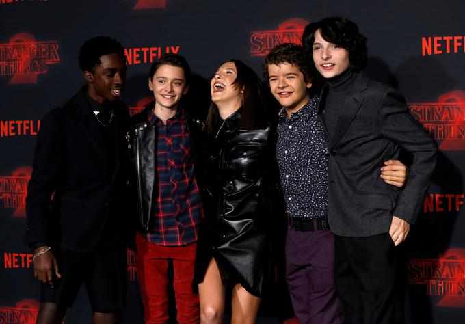 Netflix je v lastni produkciji do zdaj ustvaril kar nekaj kakovostnih in precej razmeroma povprečnih vsebin. Med najboljše spadajo znanstvenofantastični seriji Stranger Things (na fotografiji njena zasedba) in Black Mirror, politična drama Hiša iz kart in pa nedavna dokumentarna serija Naš planet. | Foto: Reuters