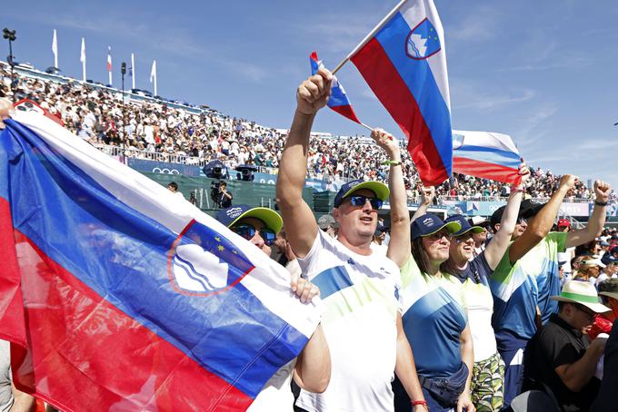 V plezalnem centru v Le Bourgetu se je zbralo veliko število slovenskih podpornikov. | Foto: www.alesfevzer.com