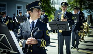 Slovenski protokolarni orkester v modri uniformi