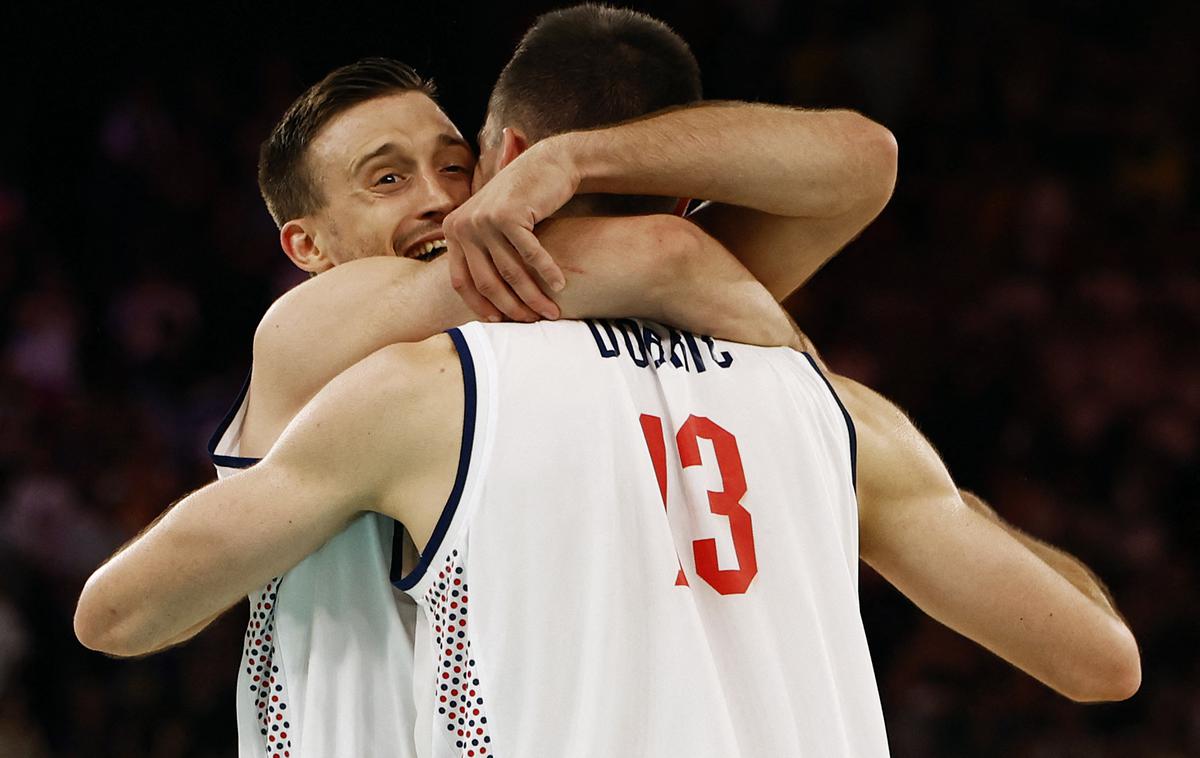 Aleksa Avramović | Aleksa Avramović po koncu v objemu Ognjena Dobrića. | Foto Reuters