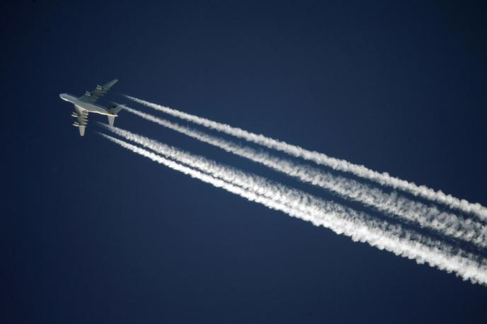 Contrails, chemtrails | Sledem, ki nastajajo za potniškimi letali, se po angleško reče contrails. Gre za kombinacijo angleških besed za kondenzacijo in sled. Contraile ustvarjajo reaktivni motorji letal, ki letijo na višini deset in več kilometrov. Zrak je tam zelo mrzel, temperature lahko dosežejo tudi –60 stopinj Celzija. Vroč izpust reaktivnih motorjev se zato po izstopu iz reaktivnih motorjev v trenutku kristalizira v led in s tem ustvarja sledi, ki jih vidimo na nebu. Od vlažnosti ozračja pa je odvisno, kako dolgo se bodo sledi na nebu nato tudi obdržale. | Foto Reuters