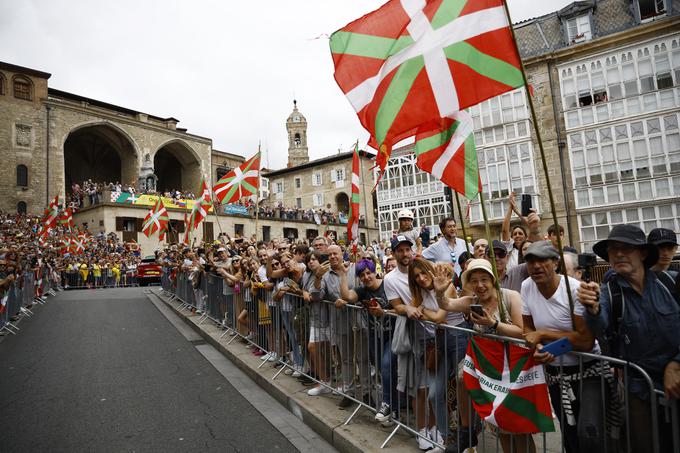 Kolesarje je na pot spet pospremila množica navijačev. | Foto: Reuters