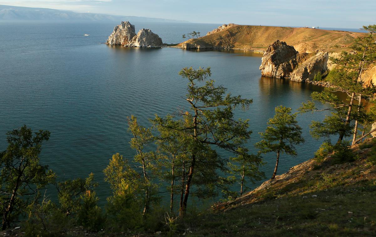 Bajkalsko jezero | Pred 24 tisoč leti so v Sibiriji v bližini Bajkalskega jezera (na fotografiji) živeli ljudje, ki jim genetiki pravijo Starodavni severni Evrazijci. Ti sibirski lovci na mamute veljajo za ene od glavnih genetskih prednikov današnjih Evropejcev, tudi Slovencev. | Foto Reuters