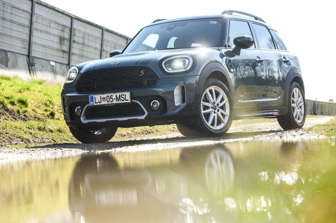 Mini countryman S | Premijski countryman cooper S ALL4 v osnovni različici stane 37.900 evrov, v testnem vozilu pa je še za 22 tisočakov dodatne opreme, katere dolg seznam obsega 36 postavk. | Foto Gašper Pirman