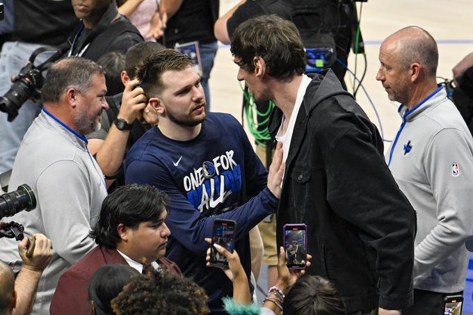 Luki Dončiću je za napredovanje v drugi krog končnice po zadnji zmagi nad LA Clippers čestital tudi nekdanji soigralec Boban Marjanović. | Foto: Reuters