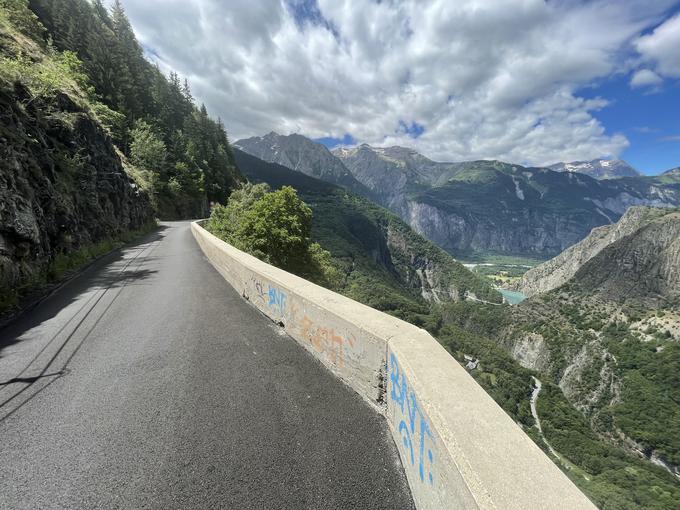 Le ena izmed znamenitih francoskih ozkihc cest, vklesanih v visoko pečino. | Foto: Gregor Pavšič