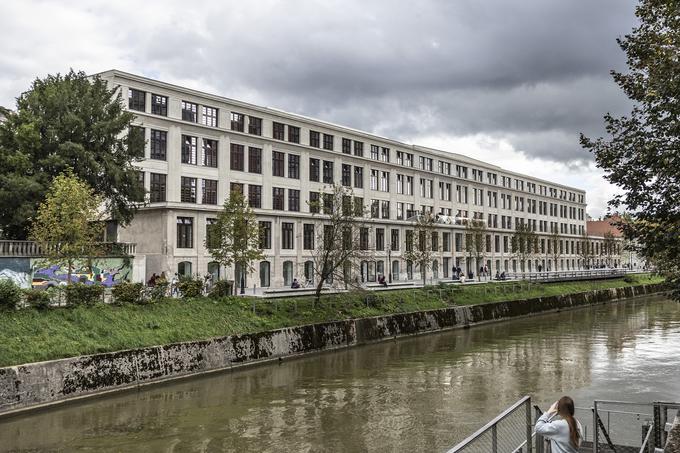 Prenovljeni Center Rog bo zaradi povzročene škode med protesti ob odprtju zaprt najmanj do 6. novembra, mestna občina Ljubljana pa je povzročeno škodo ocenila na okoli 30 tisoč evrov. | Foto: Ana Kovač