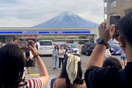 Japonsko mesto zastrlo pogled na goro Fuji