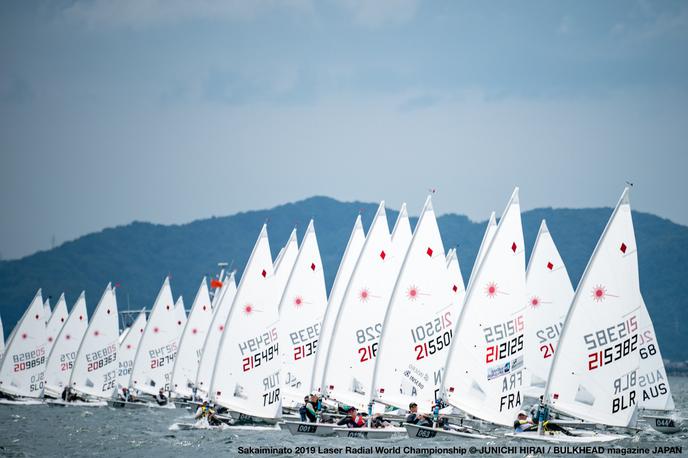 SP laser radial | Ker se sestri Pletikos po kvalifikacijah na uvodu prvenstva nista uvrstili v zlato skupino, sta že po polovici tekmovanja ostali brez možnosti, da bi Sloveniji zagotovili kvoto za olimpijske igre v Tokiu prihodnje leto v tem razredu.  | Foto JZS