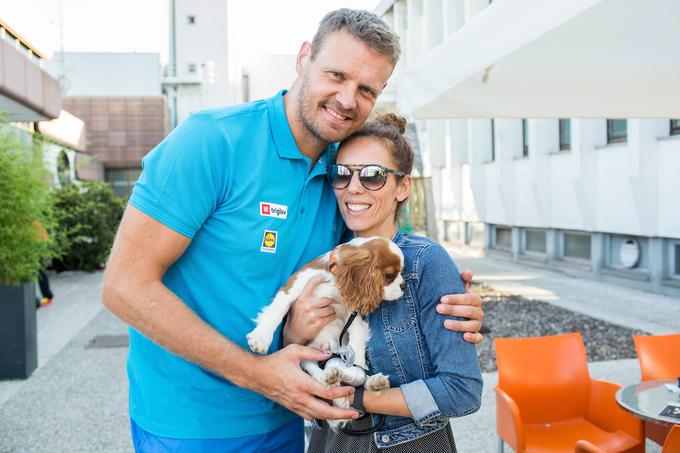 Miha in žena Maja, ki mu je v času igranja košarke vseskozi stala ob strani. | Foto: Vid Ponikvar