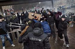 Na demonstracijah proti rasizmu v Stockholmu trije ranjeni