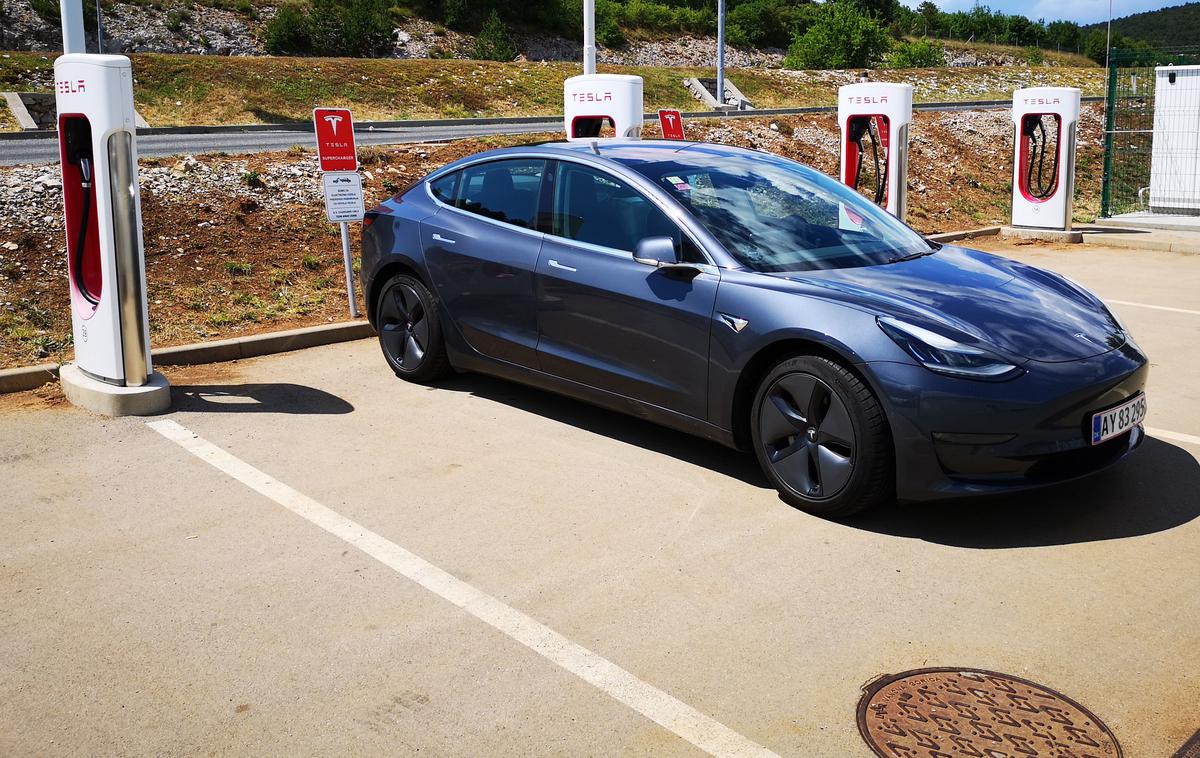 Tesla 3 | Na Teslinih hitrih polnilnicah v Sloveniji (Kozina, Ljubljana, Maribor) stane ena kilovatna ura električne energije 25 centov. Ponekod v tujini je polnjenje še za nekaj centov dražje. Zaradi dobre razvejanosti polnilnic in njihove zanesljivosti pa je potovanje z električnim vozilom prek Evrope že dokaj rutinsko. Povsem priporočljive postanke vozniki izkoristijo še za polnjenje. | Foto Gregor Pavšič