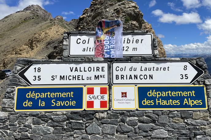 Col du Galibier | Točka na vrhu prelaza Col du Galibier, kjer je kolesarska Dirka po Franciji potekala že pred 110 leti. Danes je pravi romarski kraj zaljubljencev v kolesarjenje. | Foto Gregor Pavšič