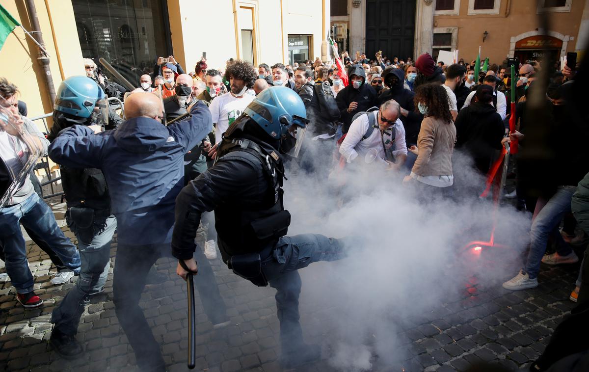 Rim izgredi | Na protestu proti ukrepom za zajezitev novega koronavirusa nedaleč od italijanskega parlamenta v Rimu so se danes protestniki spopadli s policisti.  | Foto Guliverimage