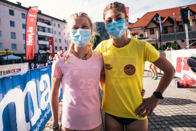 Kršinarjeva s kolegico Lauro Guzelj Blatnik na štartu letošnjega Konjiškega maratona, kjer je postala državna prvakinja v cestnem teku na 10 kilometrov.  | Foto: Matic Ritonja/Sportida