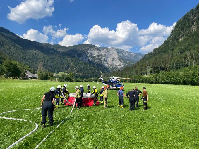 Pri gašenju požara je gasilcem pomagal policijski helikopter. | Foto: Letalska policijska enota GPU