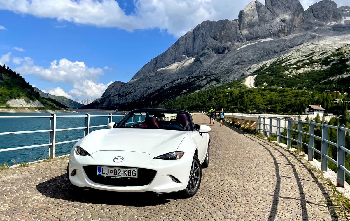 Mazda MX 5 Dolomiti | Mazda je model MX-5 prvič pokazala leta 1989 na avtomobilski razstavi v Chicagu. Leta 2016 se je MX-5 v Guinnessovo knjigo rekordov vnovič vpisal kot najbolje prodajani dvosedežni športni avtomobil na svetu. Pred petimi leti je že presegel mejnik milijon izdelanih vozil. | Foto Gregor Pavšič