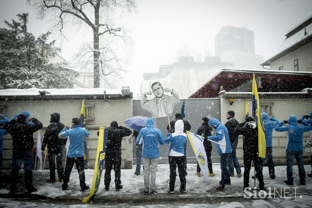 protest policistov pred vlado