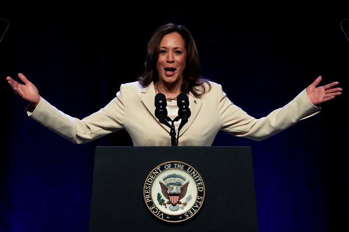 Kamala Harris | Kamala Harris ima zdaj že javno podporo več kot 30 demokratskih senatorjev, več kot 80 članov predstavniškega doma kongresa in praktično vseh demokratskih guvernerjev zveznih držav. Od uglednih demokratov manjka še podpora Baracka Obame. | Foto Reuters