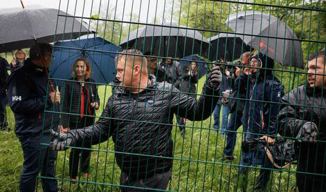 Ob južni meji začeli odstranjevati ograjo #foto #video