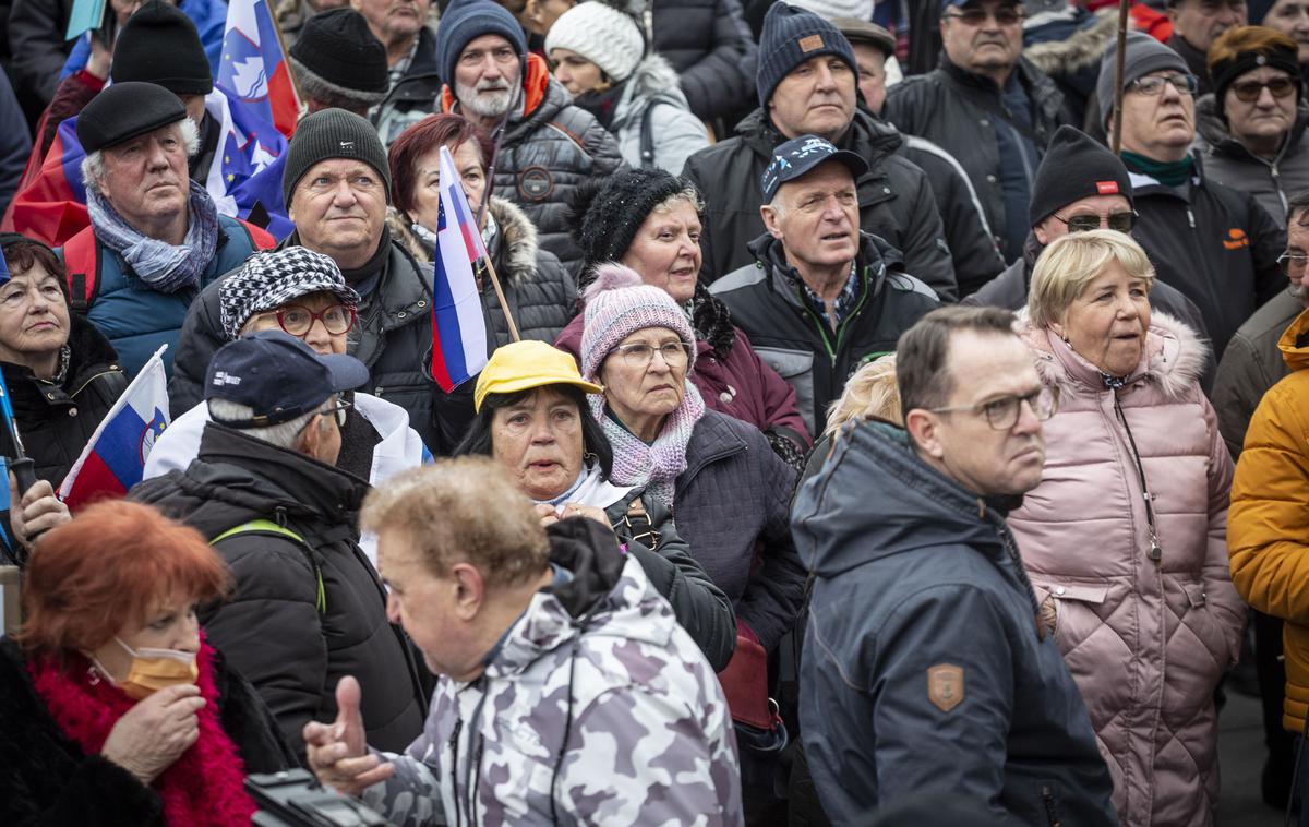 Protestni shod upokojencev, ki ga je pripravila ljudska iniciativa Glas upokojencev Slovenije. Upokojenci | Po mnenju SDS sta se po skoraj dveh letih aktualne vlade finančni in socialni položaj upokojencev drastično poslabšala tudi zaradi neizpolnjenih obljub oziroma zavez, ki so jih koalicijske stranke dale upokojencem.  | Foto Bojan Puhek