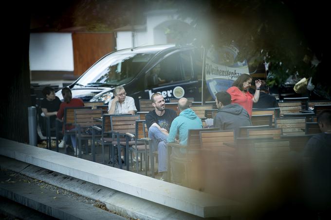 Ob razgledovanju po ljubljanskem središču, njegovi ponudbi in programu tudi Uršič meni, da je treba iskati ravnotežje med potrebami domačinov in turistov, ki so za mesto gospodarsko pomembni. | Foto: Ana Kovač