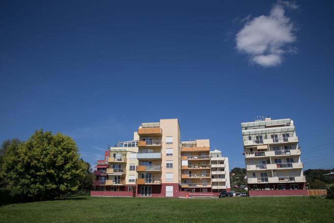 Najdražje stanovanje, ki bo na prodaj, bo petsobno pritlično stanovanje s 110 kvadratnimi metri stanovanjske površine in 26 kvadratnimi metri atrija. V izklicno ceno 148 tisoč evrov sta vključena dva parkirna prostora v podzemni garaži in shramba. | Foto: 