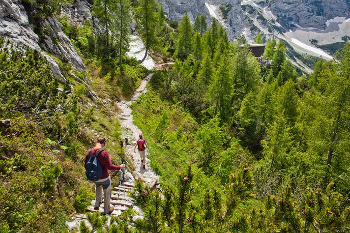 Koča na Ledine pohodništvo | Lani so v slovenskih planinskih kočah našteli 120 tisoč prenočitev. Kakšna bo letošnja statistika glede na to, da vsi pričakujejo upad tujih gostov? Kako bo z unovčevanjem turističnih bonov? | Foto Jošt Gantar (www.slovenia.info)