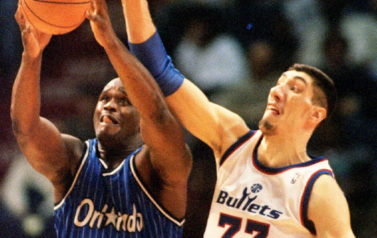 Gheorghe Muresan | Še celo Shaq je moral skočiti, da je bil višji od Muresana. | Foto Reuters