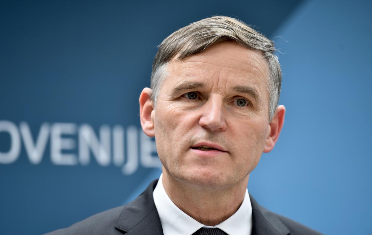 Andrej Bertoncelj | V prihodnjem letu bo znašala 589,11 evra, v letu 2021 pa 588,3 evra, je po pogajanjih pojasnil minister za finance Andrej Bertoncelj. | Foto STA