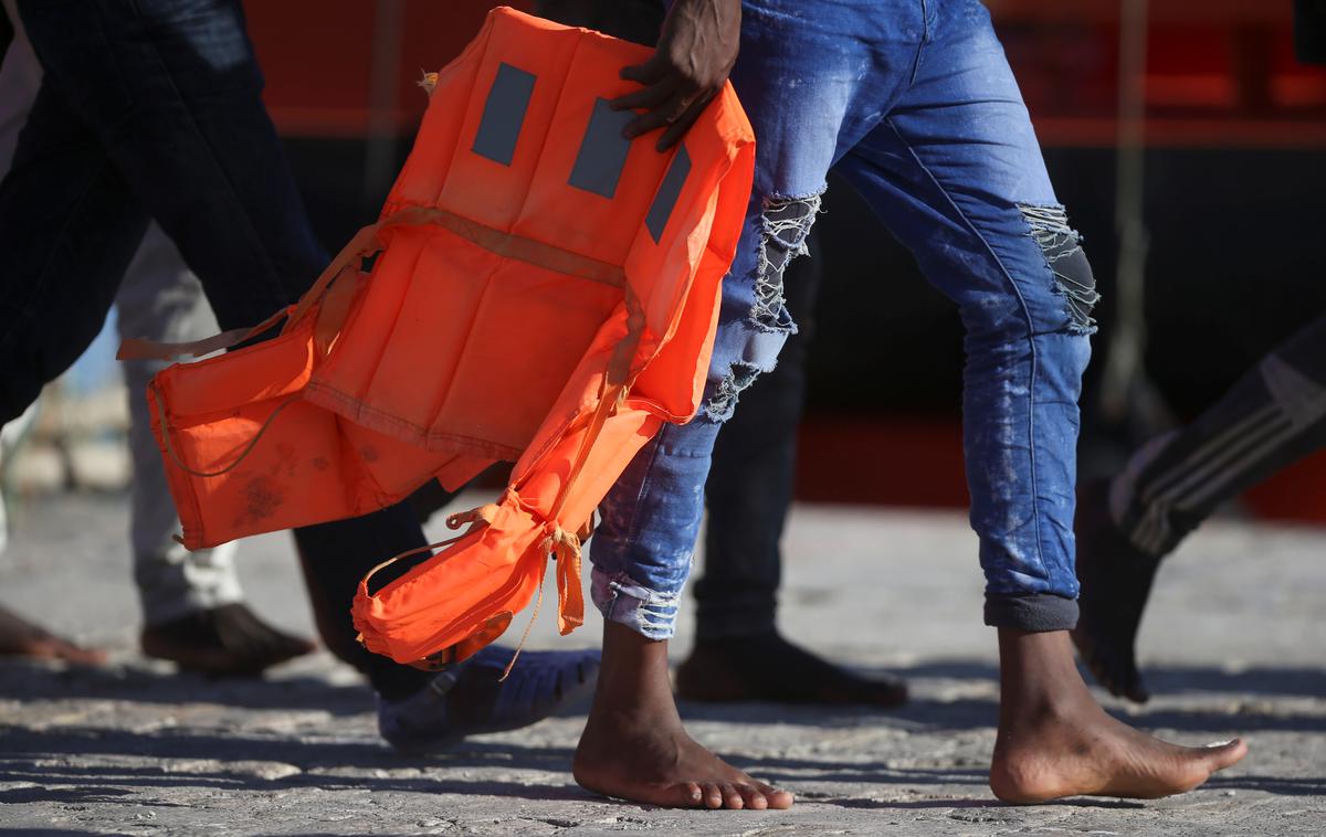 begunci migranti čoln | Po ocenah mednarodne organizacije za migracije je v letošnjem letu v Sredozemskem morju utonilo najmanj 463 ljudi, večinoma sicer na osrednji in zahodni poti. | Foto Reuters