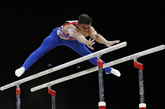 Artur Dalalojan | Ruski telovadci so bili v vodstvu večji del tekme, v predzadnji menjavi pa so po veliki napaki Arturja Dalalojana (na sliki), ki je padel z bradlje, zdrsnili na drugo mesto.  | Foto Reuters