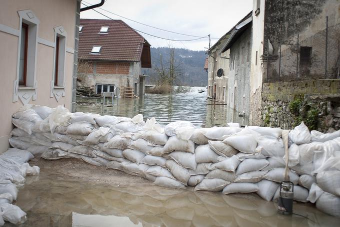 Ker se voda zelo dolgo ni umaknila, prebivalci posledice čutijo še danes, saj morajo prostore še vedno razvlaževati. | Foto: 