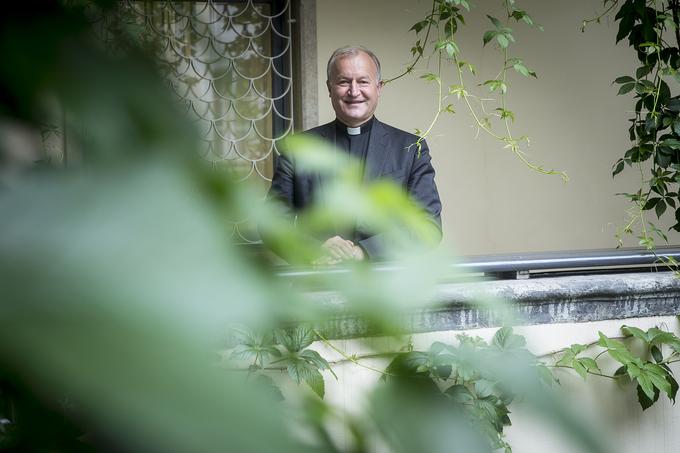 "Kristjani pa tudi vsi ljudje dobre volje, torej ljudje različnih prepričanj in filozofij, smo poklicani, da naredimo vse, kar je mogoče, za našo samostojno Slovenijo. Bodimo vsi skupaj enotni, močni in pogumni," je poudarjal nadškof Šuštar. | Foto: Ana Kovač