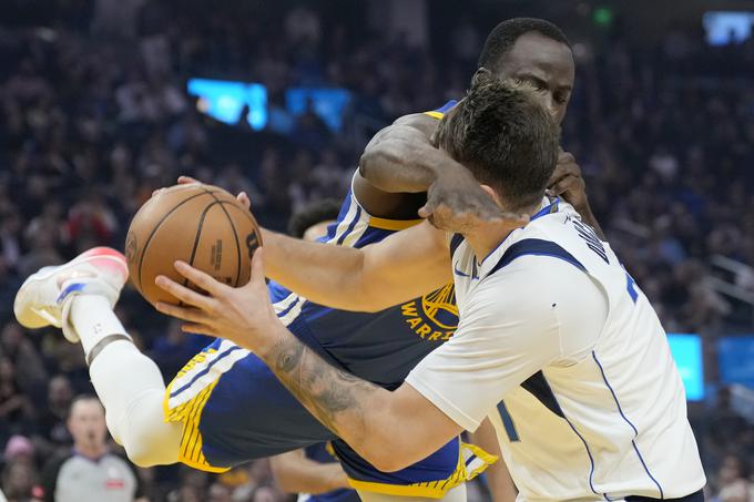 Na različne načine so skušali košarkarji Golden State Warriors zaustaviti Luko Dončića. | Foto: Guliverimage