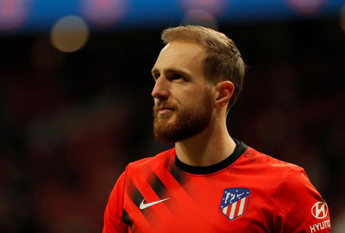 Jan Oblak je bil ob zmagovalcu Alissonu iz Liverpoola ter Edersonu (Manchester City), Andreju Onani (Ajax) in Marcu-Andreju ter Stegnu (Barcelona) eden od petih nominiranih vratarjev. | Foto: Reuters