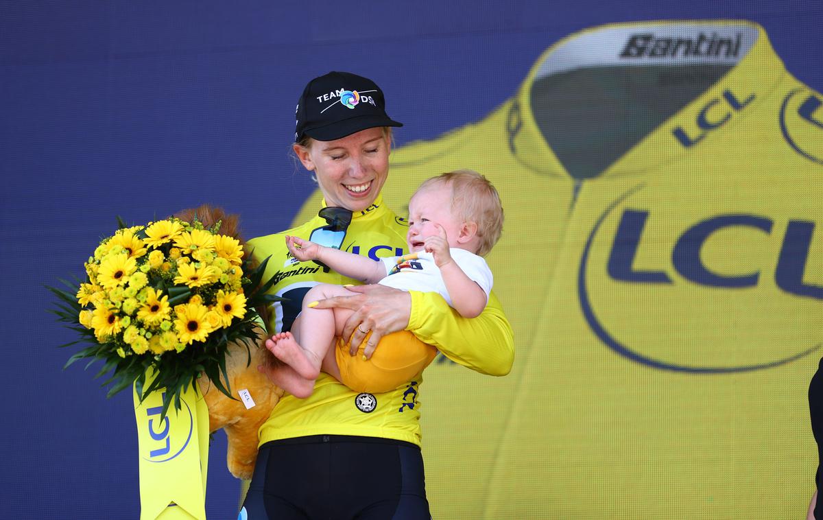 Lorena Wiebes Tour de France Femmes | Lorena Wiebes (Team DSM) je etapno zmago na Touru za ženske proslavila z dojenčkom v naročju. Kot je pozneje pojasnila, otrok ni njen, saj bi, če bi bil, letos bolj težko tekmovala. | Foto Reuters