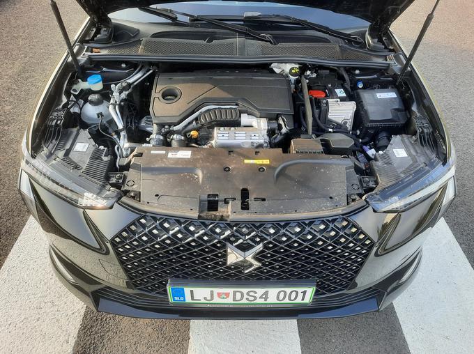 Mehko hibridni stokilovatni sistem sestavljajo 1,2-litrski turbo trivaljnik, šeststopenjski menjalnik z dvema sklopkama, 48-voltna baterija in 16-kilovatni elektromotor. Spoznali smo ga med vožnjo peugeota 3008 in citroëna C5 aircross. | Foto: Aleš Črnivec