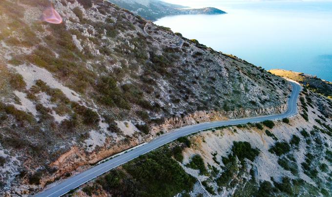 Najlepši del ceste z uradno oznako Ž5125 je tik pred Staro Baško, ko se začne cesta po dolgem levem ovinku strmo spuščati proti mestu.  | Foto: Gregor Pavšič