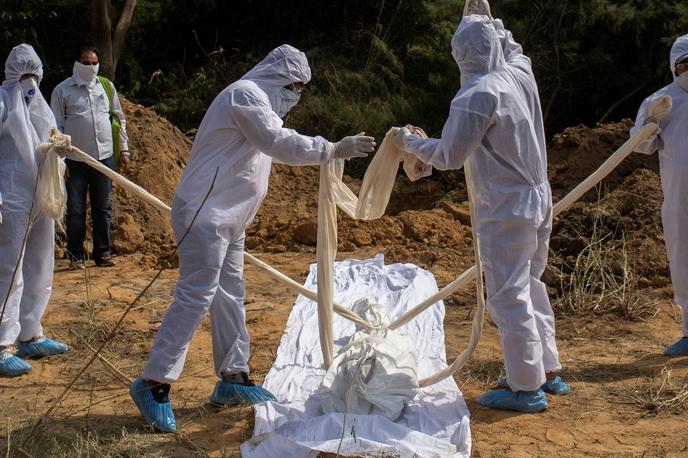 pogreb koronavirus | Do zdaj so odkrili že skoraj tri milijone okužb z novim koronavirusom, umrlo je več kot 200 tisoč ljudi. | Foto Reuters