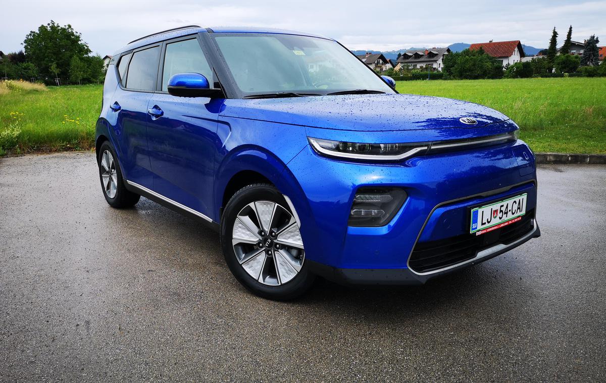 Kia e-soul | Kia e-soul je svojevrstni električni avtomobil, ki je zelo poseben in tudi oblikovno ni izdelan po evropskih smernicah. Z dolžino 4,1 metra pa predstavlja odličen "paket" električnega avtomobila. | Foto Gregor Pavšič