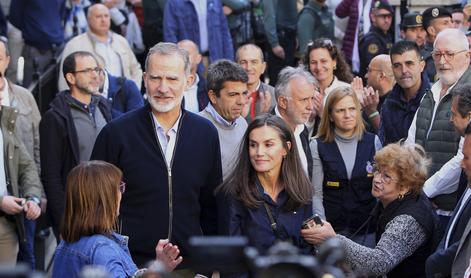 Španski kraljevi par ob novem obisku poplavljenih območij deležen toplejšega sprejema