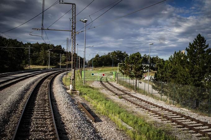 Od nekdanje proge za Trst je pri postaji Hrpelje - Kozina ostal samo še kratek industrijski tir. | Foto: Ana Kovač