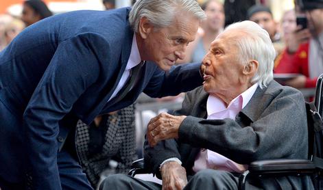 Kirk Douglas sinu Michaelu ni zapustil niti centa, prednost je dal dobrodelnosti #video