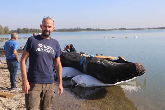 Najdbo so pod vodstvom strokovnjaka za podvodno arheologijo in antično ladjedelništvo Gasparija prepeljali na Soboško jezero, kjer so ga, zaščitenega s filcem, potopili deset metrov globoko.  | Foto: Matic Prevc/STA