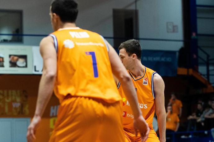 Helios Suns Krka | Domžalčani so v trinajstih nastopih zmagali le enkrat, pa še to v prvem mehurčku za zeleno mizo. Redni del so končali prepričljivo na zadnjem mestu v štirinajstčlanski ligi. | Foto Grega Valančič/Sportida